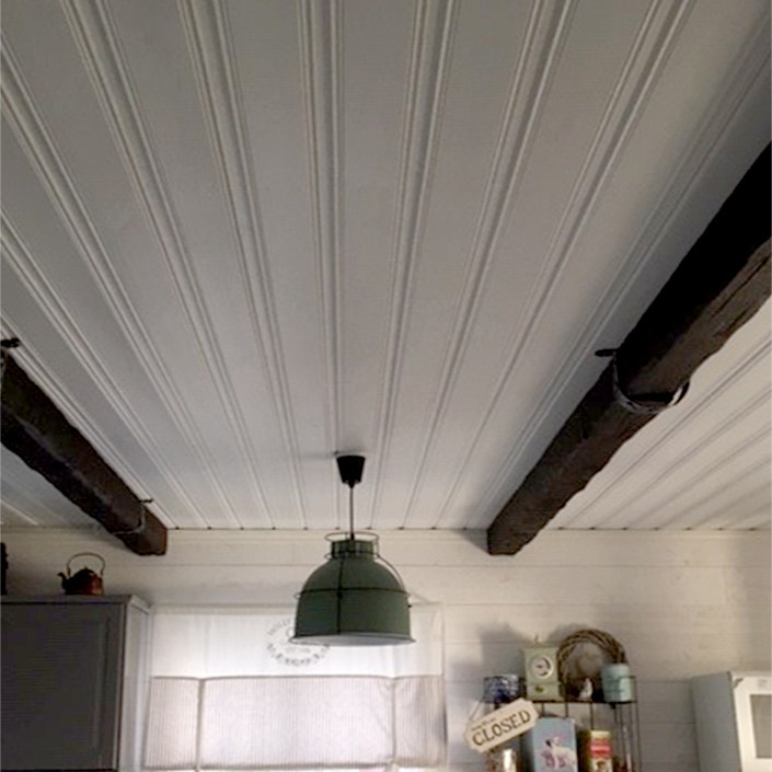 Keittiön katon maalaus ja parrujen asennus.