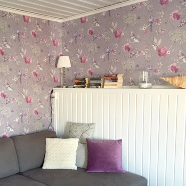 Edelliseen kuvaan liittyen huone valmiina. Lattia asennettuna, seinät tapetoitu ja paneeliosat sekä katto maalattu.