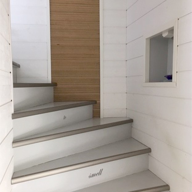 Rintamamiestalon portaikosta vanhat portaat korvattiin koivuvanerilla jotka maalattiin Betoluxilla. Seinien panelointi jossa lisättiin koristepanelointiraita antamaan ilmettä valkoiseen vaakapanelointiin.