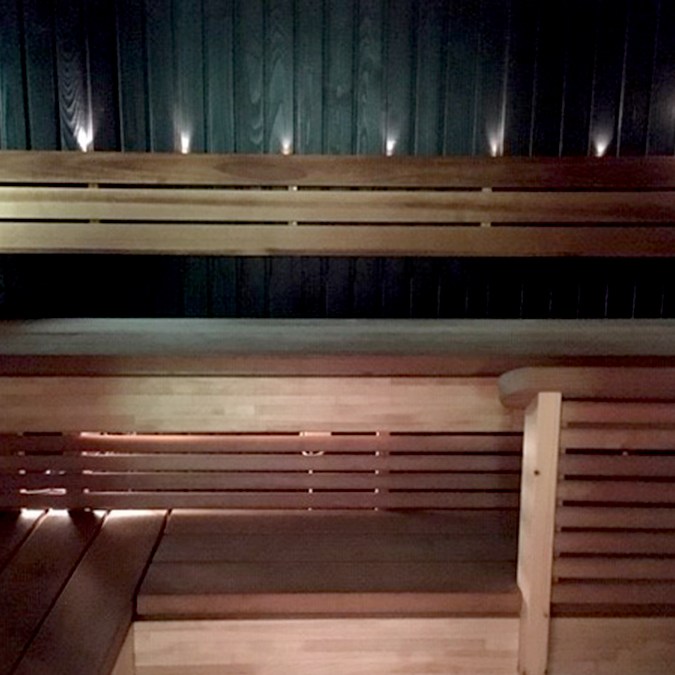Saunan panelointi sekä lauteiden suunnittelu ja tekeminen.