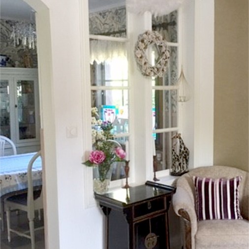 Olohuoneen ja keittiön väliseen seinään haluttiin laittaa ikkuna. Seinä purettiin osittain ja vanhat ikkunat maalattiin ja asennettiin seinään. Seinän pintaan levyt jotka maalattiin.