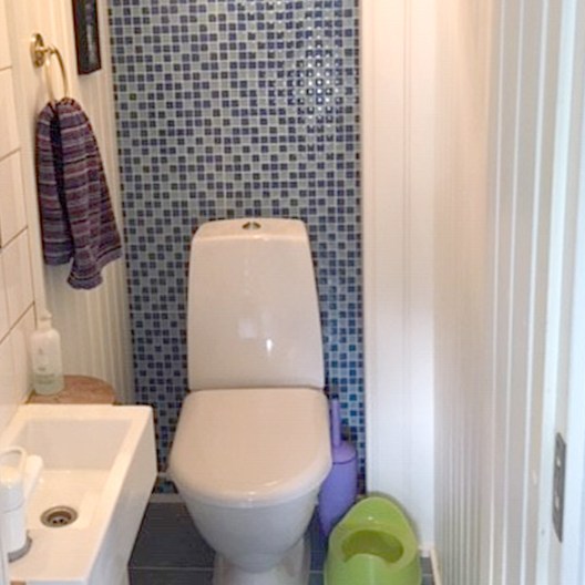 Pienen wc:n remontti jossa teimme laatoituksen ja paneloinnin sekä kalusteiden asennuksen paikoilleen.